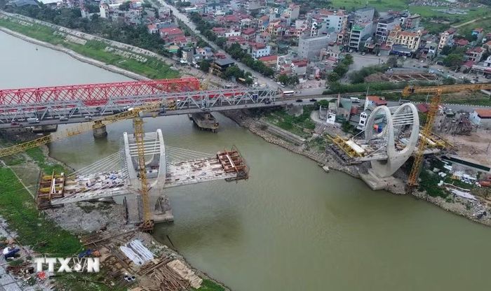 Đến cuối tháng Ba, gói thầu cầu đường sắt đã hoàn thành khoảng 57% khối lượng công việc, gói thầu cầu đường bộ đạt khoảng 60% khối lượng công việc. (Ảnh: Quốc Khánh/TTXVN)