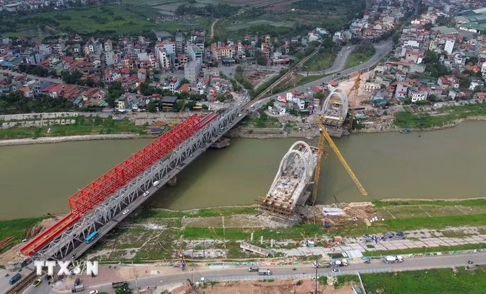 Cầu đường bộ và đường sắt mới được hoàn thành thì cầu sông Đuống cũ sẽ bị phá hủy và các phương tiện di chuyển tách bạch trên các cầu mới. (Ảnh: Quốc Khánh/TTXVN)