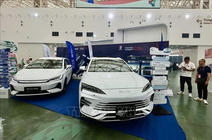 Gian trưng bày ô tô điện của hãng BYD tại Triển lãm Quốc tế VIETBUILD Hà Nội 2026. Ảnh: Trần Việt/TTXVN
