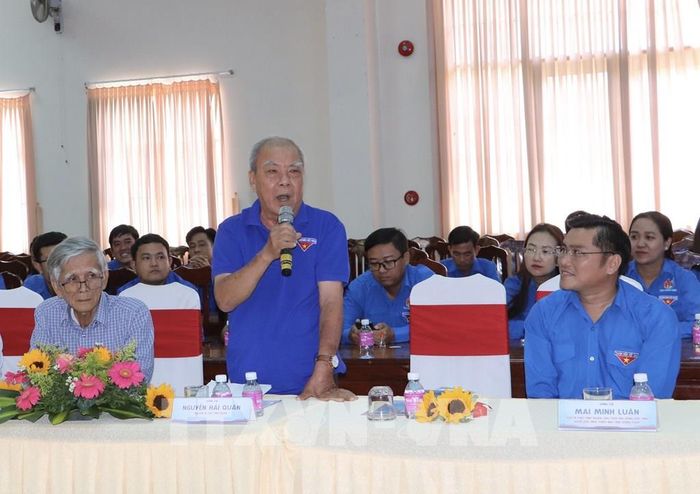 Ông Nguyễn Hải Quân, Nguyên Bí thư Tỉnh đoàn Đồng Tháp, chia sẻ kinh nghiệm giữ lửa trong hoạt động Đoàn. Ảnh: Hồng Nhung - TTXVN