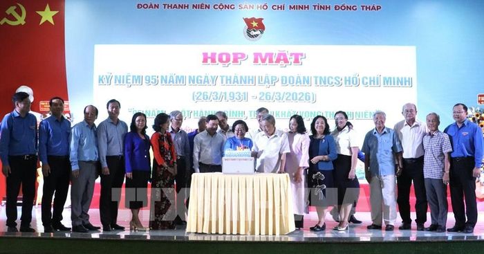 Các đại biểu cắt bánh kem chúc mừng 95 năm Ngày thành lập Đoàn Thanh niên Cộng sản Hồ Chí Minh. Ảnh: Hồng Nhung - TTXVN