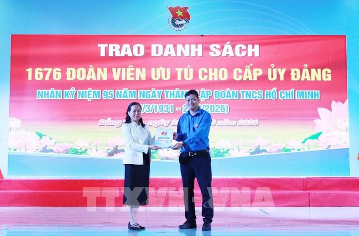 Ông Lê Hoàng Quyết, Bí thư Tỉnh đoàn Đồng Tháp, trao danh sách 1676 đoàn viên ưu tú cho cấp ủy Đảng Đồng Tháp. Ảnh: Hồng Nhung - TTXVN