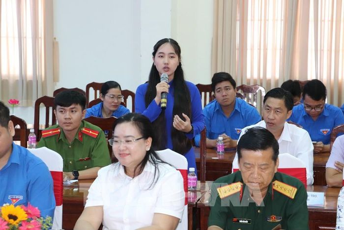 Chị Bùi Anh Thư, Sinh viên khoa Ngoại ngữ, Trường Đại học Đồng Tháp, chia sẻ những yếu tố giúp sinh viên học tập tốt, hoạt động đoàn hiệu quả. Ảnh: Hồng Nhung - TTXVN