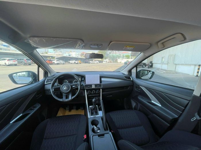 Không gian nội thất Hyundai Stargazer (trên) và Mitsubishi Xpander MT (dưới).