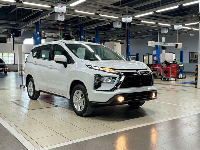 Hyundai Stargazer 2026 (trên) và Mitsubishi Xpander MT mới (dưới).