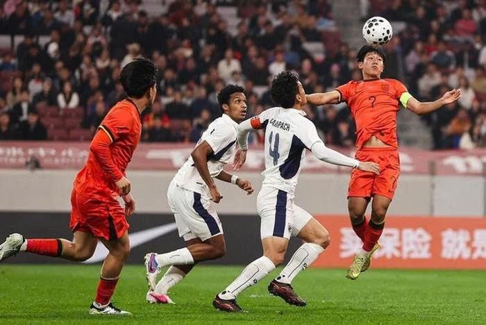 U23 Trung Quốc lội ngược dòng hòa Thái Lan trong ngày ra quân (Ảnh: Sina Sports)