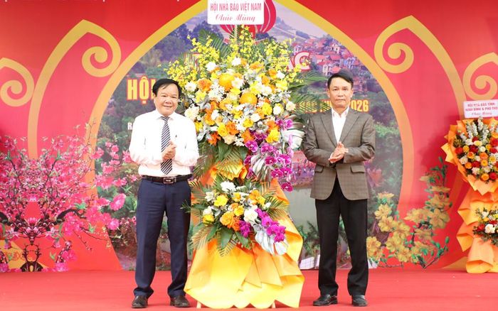Đồng chí Nguyễn Đức Lợi tặng hoa chúc mừng.