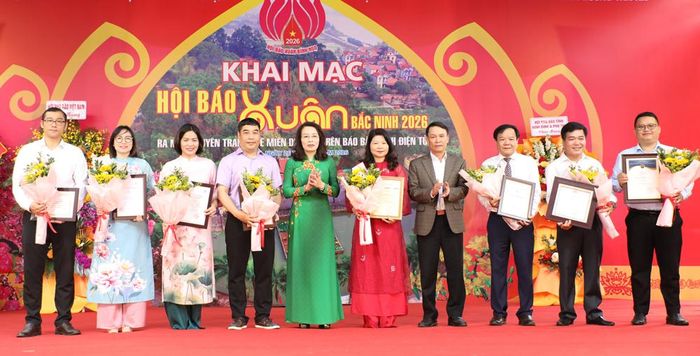 Các đồng chí: Nguyễn Đức Lợi, Nguyễn Thị Hương trao Bằng khen của Chủ tịch UBND tỉnh, tiền thưởng cho các tác giả, nhóm tác giả đoạt giải báo chí quốc gia và giải báo chí do các bộ, ngành Trung ương tổ chức.