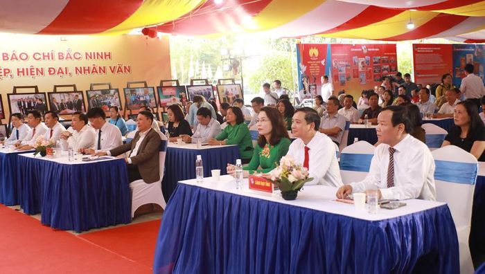 Các đại biểu dự lễ khai mạc.