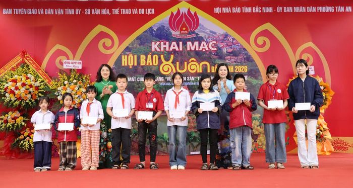 Lãnh đạo Báo và Phát thanh, Truyền hình Bắc Ninh và đại diện Câu lạc bộ Nhà báo nữ tặng quà trẻ em hoàn cảnh khó khăn trên địa bàn phường Tân An.