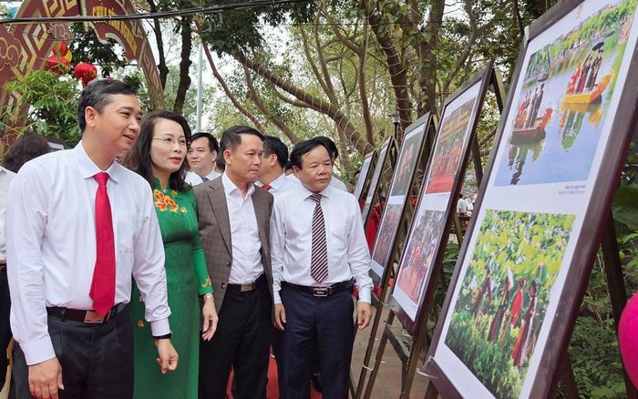 Các đại biểu tham quan gian trưng bày ảnh tại không gian Hội báo Xuân năm nay.