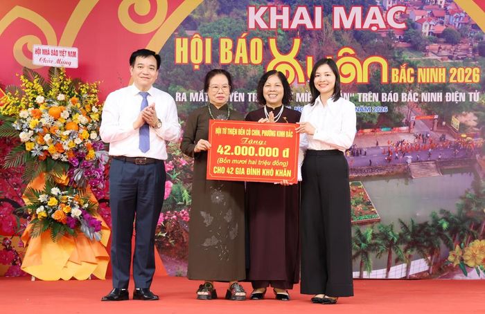 Lãnh đạo Báo và Phát thanh, Truyền hình Bắc Ninh, đại diện nhà tài trợ trao biểu trưng kinh phí hỗ trợ các hoàn cảnh khó khăn trên địa bàn phường Tân An.