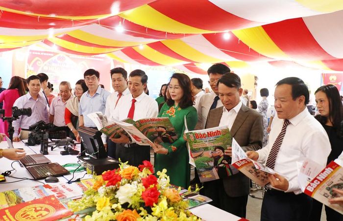 Các đại biểu tham quan các gian trưng bày của Báo và Phát thanh, Truyền hình Bắc Ninh.