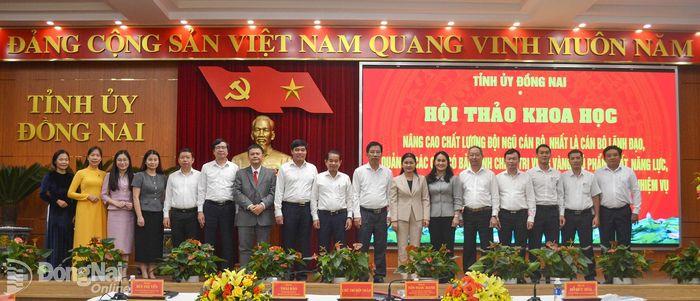 Các đồng chí lãnh đạo tỉnh và các đại biểu cơ quan Trung ương, các chuyên gia, nhà khoa học chụp hình lưu niệm tại hội thảo. Ảnh: Phương Hằng