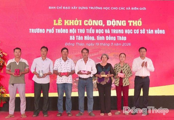 Phó Chủ tịch UBND tỉnh Đồng Tháp Nguyễn Phước Thiện (bìa phải) tặng quà cho các hộ dân xã Tân Hồng ảnh hưởng bởi dự án đã rất ủng hộ, đồng thuận với chủ trương chung của Đảng và Nhà nước để giải phóng mặt bằng thực hiện dự án.