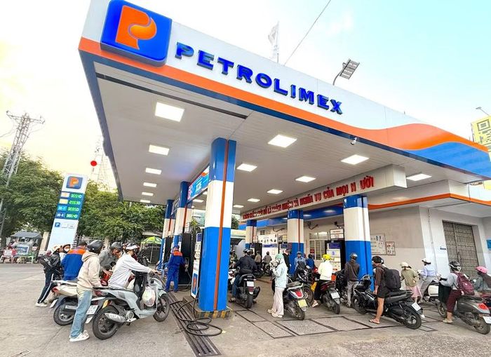 Những ngày qua, giá xăng dầu trong nước tiếp tục chịu áp lực từ thị trường thế giới. Ảnh: M.T