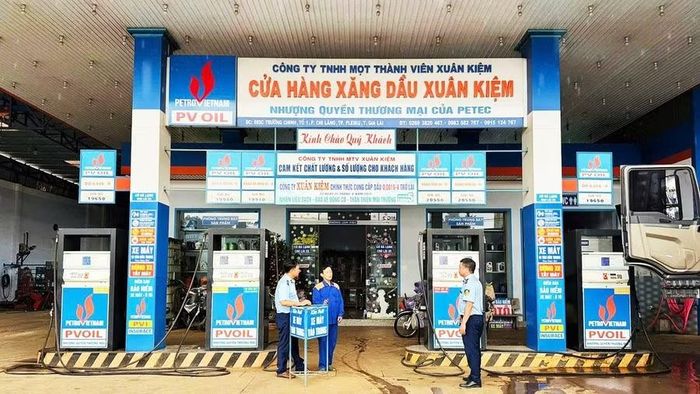Đội Quản lý thị trường số 11 (Chi cục Quản lý thị trường tỉnh Gia Lai) tăng cường giám sát hoạt động kinh doanh xăng dầu trên địa bàn. Ảnh: ĐVCC