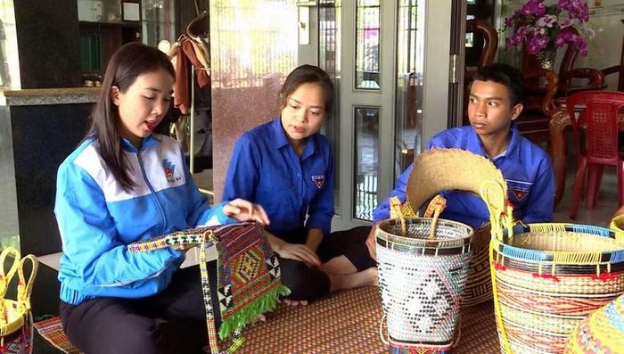  Chị H' Dịu (bìa trái) chú trọng kết nối người trẻ với văn hóa truyền thống tại địa phương. Ảnh: Tỉnh đoàn 