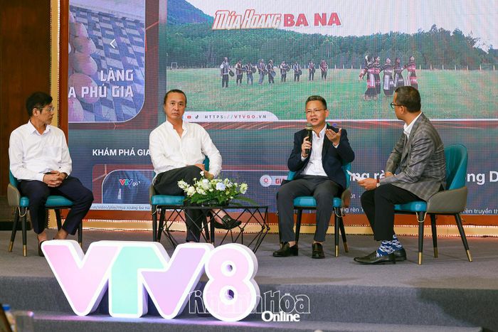 Nhà báo Nguyễn Lâm Thanh - Giám đốc VTV8 trò chuyện với các khách mời tại hội thảo.