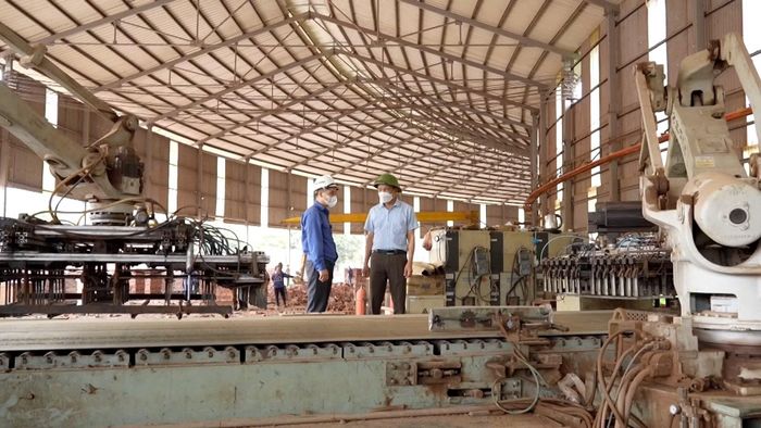 Công ty cổ phần sản xuất xuất nhập khẩu Phú Hưng đã đầu tư máy móc hiện đại, lắp đặt biến tần và hệ thống tụ bù để giảm điện năng tiêu thụ.