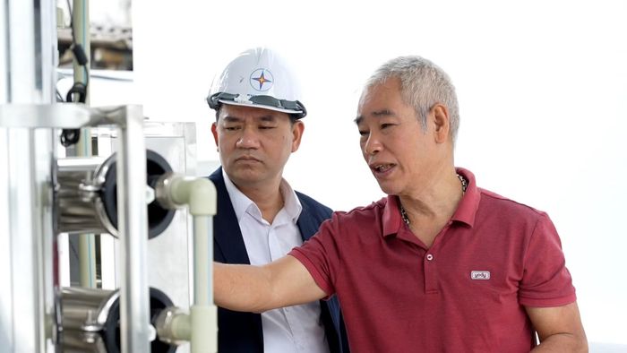 Gia đình ông Văn Hữu Khánh, thôn 10, xã Bát Xát lắp đặt hệ thống điện năng lượng mặt trời, góp phần tiết kiệm chi phí sinh hoạt và sử dụng năng lượng thân thiện với môi trường.