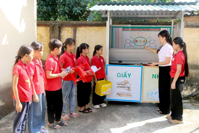 Học sinh Trường Tiểu học Sơn Thịnh, xã Văn Chấn thực hành phân loại rác tại nguồn dưới sự hướng dẫn của giáo viên, góp phần hình thành thói quen sống xanh và lan tỏa ý thức bảo vệ môi trường.
