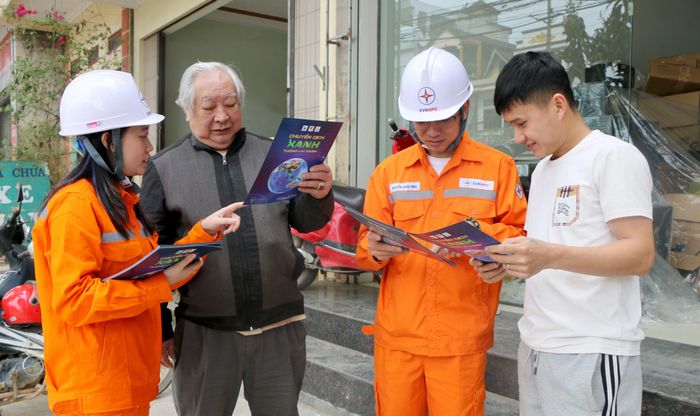 Cán bộ điện lực tuyên truyền, hướng dẫn người dân sử dụng điện tiết kiệm, hiệu quả, hưởng ứng Giờ Trái Đất 2026.