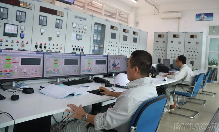  Công nhân trực vận hành tại Nhà máy Thủy điện Ngòi Phát. 