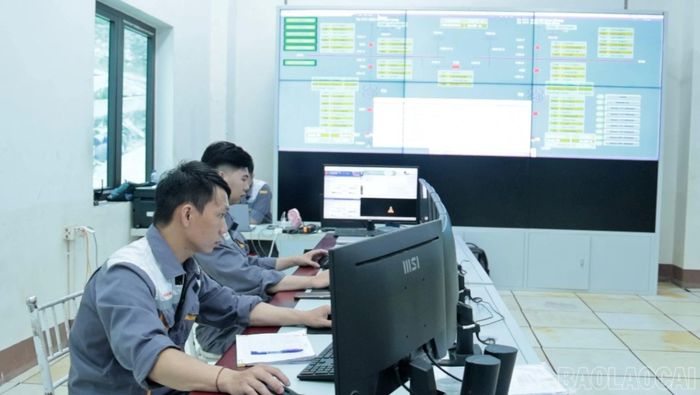 Công nhân trực vận hành tại Thủy điện Nậm Lúc theo dõi sát tình hình thủy văn để tối ưu hoạt động nhà máy.