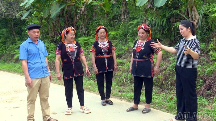 Những tuyến đường ở thôn Khe Mạ đã được đổ bê tông sạch đẹp.