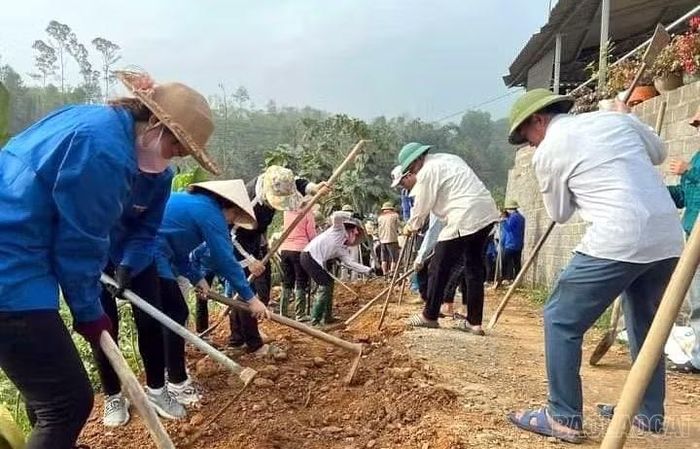 Nhân dân tham gia kiên cố hóa đường giao thông nông thôn tại xã Nghĩa Tâm.