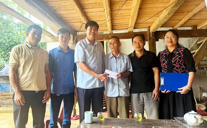Lãnh đạo Đảng ủy, Ủy ban MTTQ xã Nghĩa Tâm thăm hỏi, động viên người có uy tín.