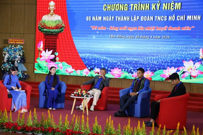 Giao lưu tiếp lửa truyền thống “95 năm - Sáng mãi ngọn lửa nhiệt huyết thanh niên”