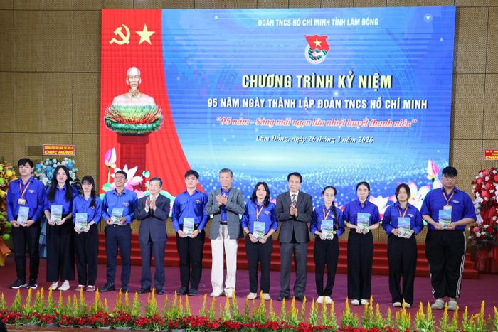 Trao học bổng cho 10 sinh viên có hoàn cảnh khó khăn, vươn lên trong học tập