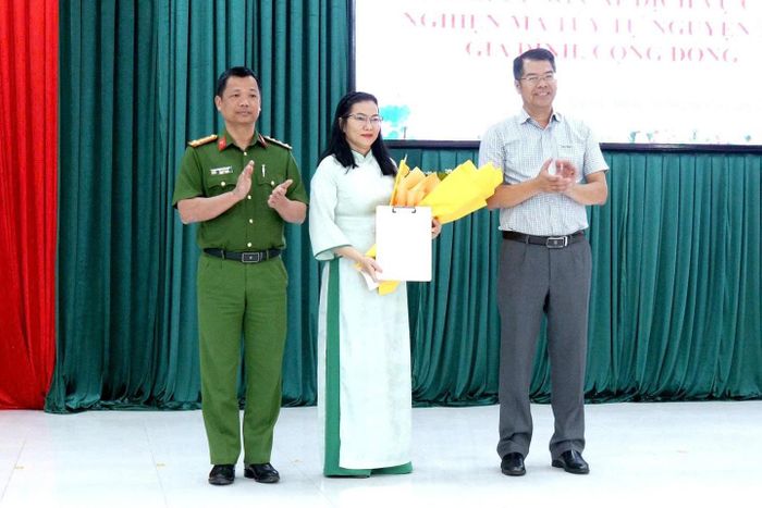 Lãnh đạo Công an tỉnh và phường La Gi tặng hoa chúc mừng Trạm Y tế phường