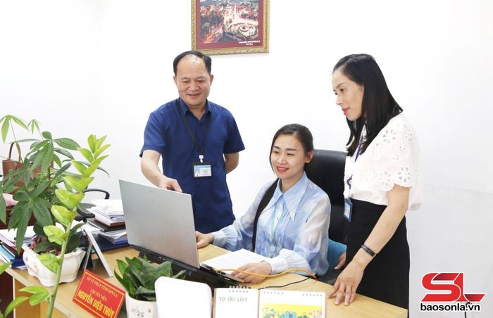 Cán bộ, đảng viên Sở Tư pháp trao đổi nghiệp vụ.