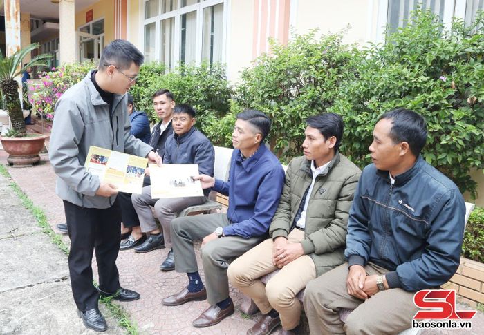 Cán bộ Trung tâm Trợ giúp pháp lý nhà nước tỉnh phát tờ rơi tuyên truyền pháp luật cho nhân dân.