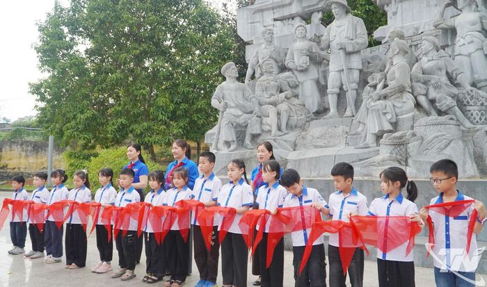 Lễ kết nạp đội viên tại Di tích lịch sử Nà Tu.