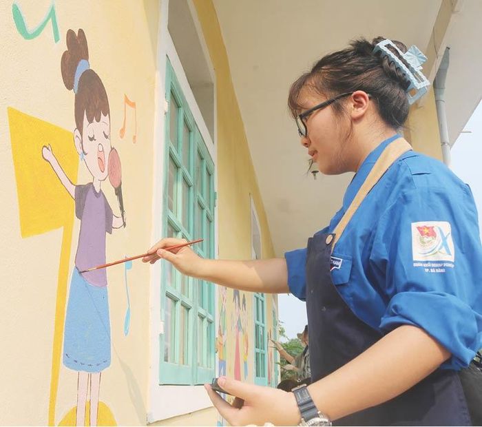Sinh viên Trường Đại học Nghệ thuật, Đại học Huế vẽ bích họa tại điểm trường trên địa bàn phường Phong Điền 