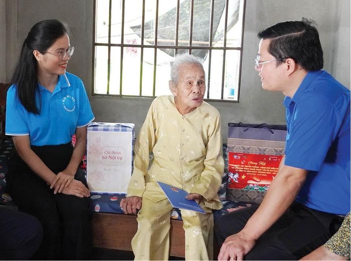 Thăm Mẹ Việt Nam Anh hùng Tống Thị Nhơn tại thôn Lê Xá Đông, xã Phú Hồ 