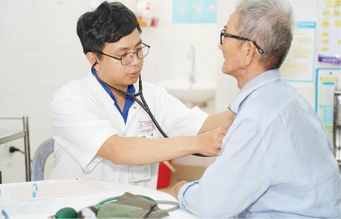 Khám bệnh cho người dân trong Lễ khởi động Tháng Thanh niên năm 2026 