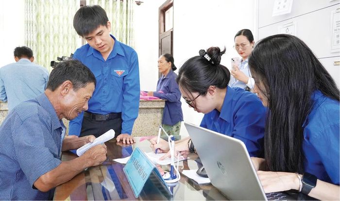 Đoàn viên, thanh niên hỗ trợ người dân làm thủ tục hành chính 