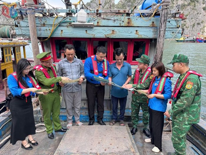 Đoàn viên thanh niên phường Hạ Long và cán bộ chiến sĩ Hải đội Biên phòng 2 tuyên truyền pháp luật cho ngư dân trên biển. Ảnh: Q.M.G
