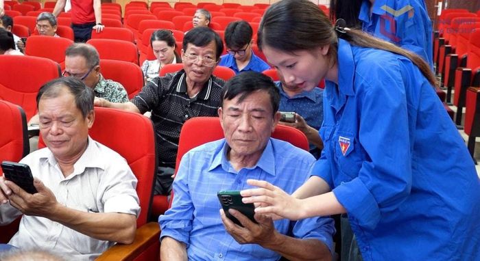 Đoàn viên thanh niên phường Cửa Ông hướng dẫn kỹ năng số cơ bản cho cộng đồng. Ảnh: Q.M.G
