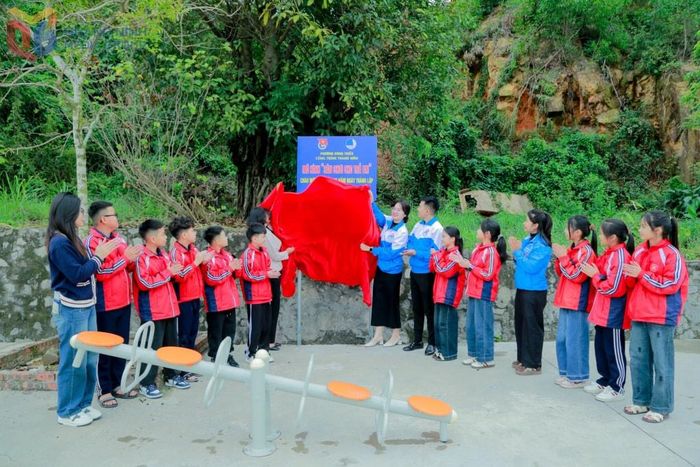 Đoàn Thanh niên phường Đông Triều khánh thành công trình “Sân chơi cho trẻ em”. Ảnh: Q.M.G