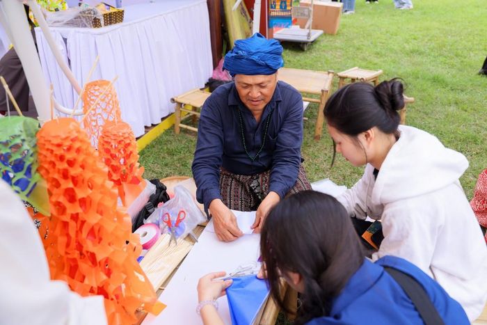Người dân tự tay làm đồ lưu niệm, các sản phẩm truyền thống của Thái Lan. Ảnh: Đại sứ quán Thái Lan.