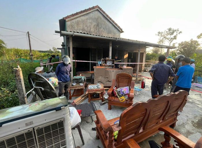Lực lượng chức năng đang phong tỏa hiện trường và thực hiện xác minh, làm rõ nguyên nhân vụ cháy