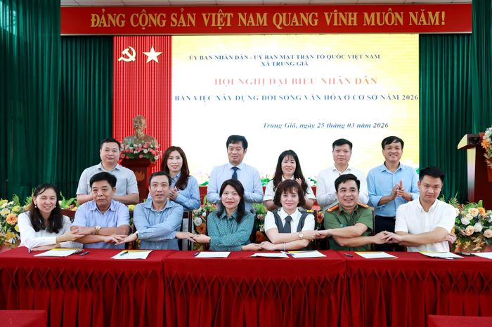 UBND - Ủy ban Mặt trận Tổ quốc, các tổ chức chính trị - xã hội và Công an xã đã ký cam kết phối hợp triển khai thực hiện Nghị quyết Hội nghị đại biểu nhân dân năm 2026. Ảnh: PV