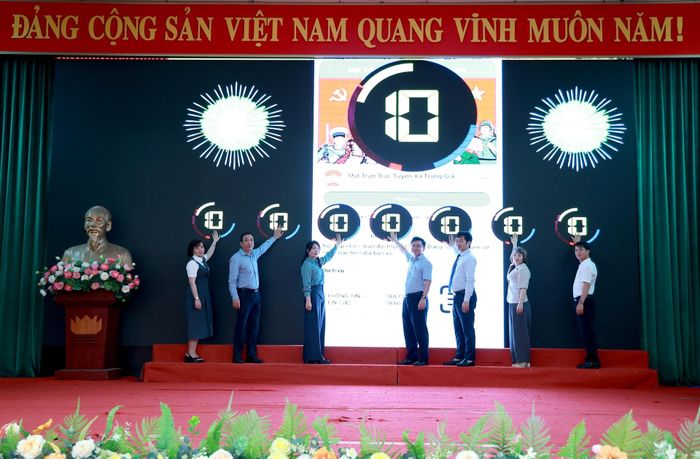 Các đại biểu thực hiện nghi thức ra mắt mô hình “Mặt trận trực tuyến xã Trung Giã”