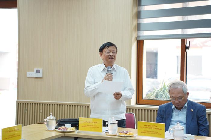 Theo GS.TS Vũ Văn Hiền, nguyên Tổng Giám đốc Đài Tiếng nói Việt Nam, nguyên Phó Chủ tịch Hội đồng Lý luận Trung ương, bên cạnh “kinh tế bạc”, cần quan tâm tới “xã hội bạc”, nơi người cao tuổi không chỉ tạo ra giá trị vật chất mà còn lan tỏa các giá trị văn hóa, đạo đức trong cộng đồng. Ảnh: PV